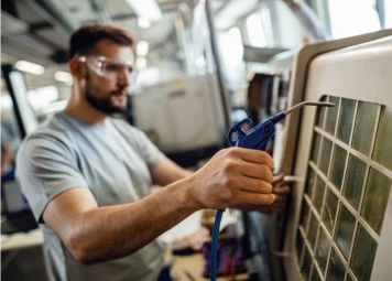 Professional HVAC Contractor in Dubai servicing commercial air conditioning